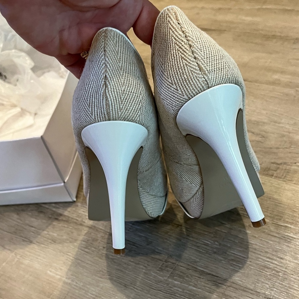NIB Nine West Catchmeo Tan and White Peep Toe stiletto heels 7.5 - Picture 8 of 16